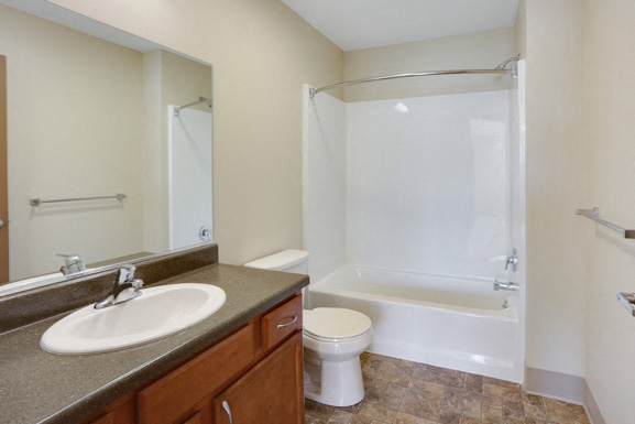 Deer Lakes Apartments â Amherst New York - Full Master Bathroom â Attached Bath