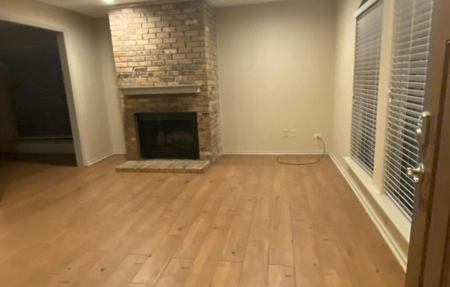 Move in Ready Duplex in Frisco!