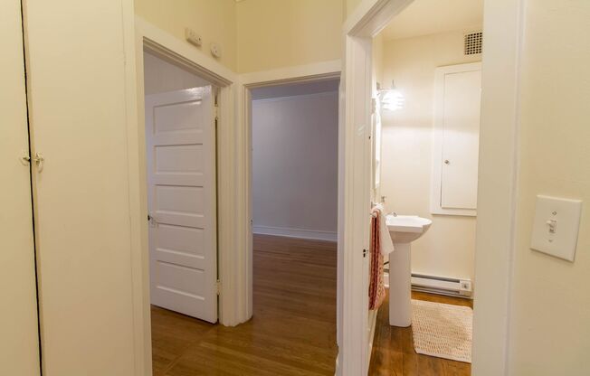 2 beds, 1 bath, 890 sqft, $2,850, Unit 15