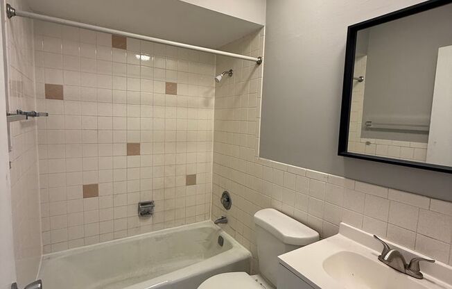 1 Bedroom/1 Bath Unit Close to Transportation!
