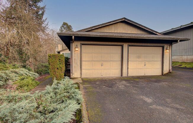 Van Zuylen 1601-25 - Ash St. Crest