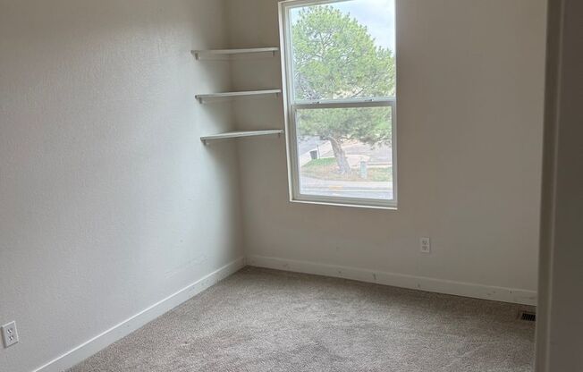 2bed 2 1/2 bath townhome