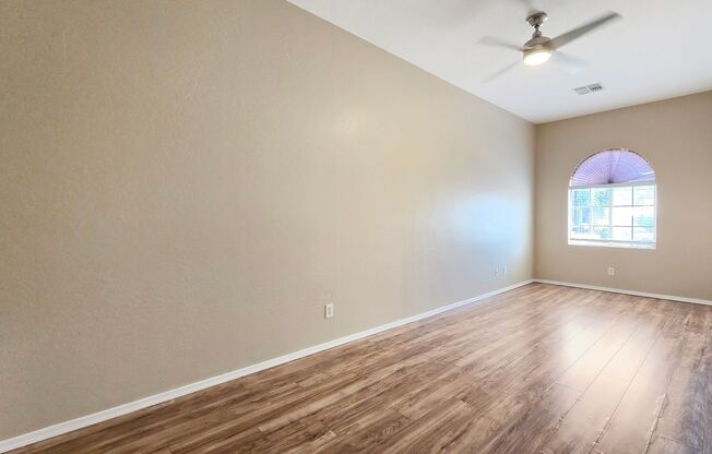 Gated community in Goodyear with new interior!