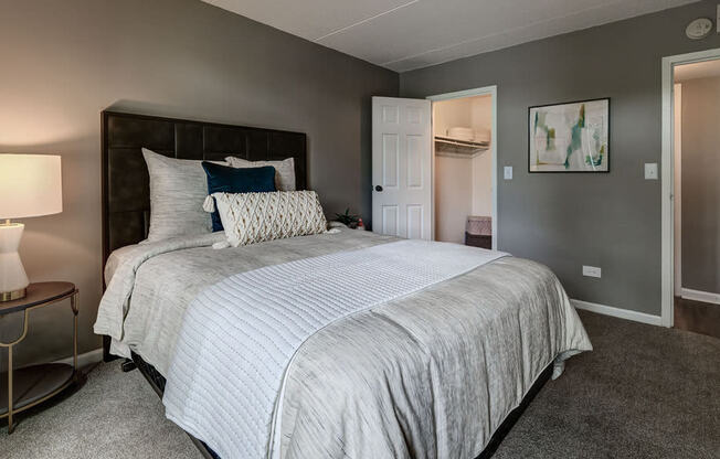 Spacious Bedrooms With En Suite Bathrooms at Foxboro Apartments, Wheeling