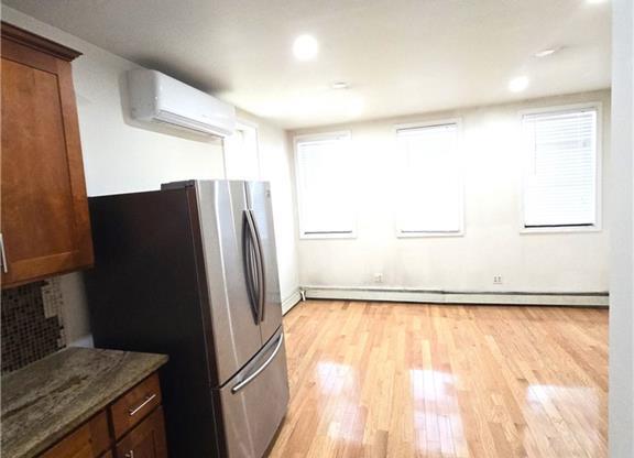 1 bed, 1 bath, 3,360 sqft, $2,000