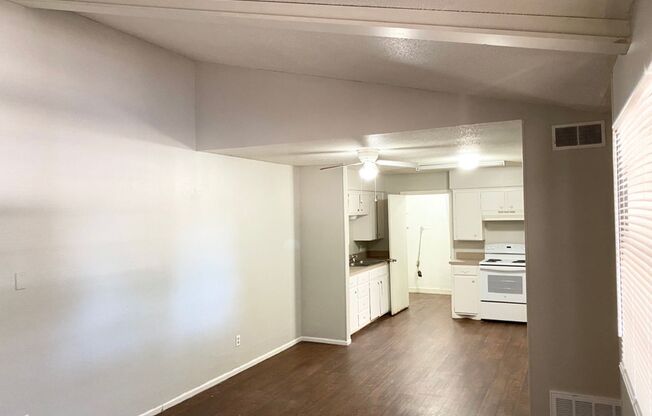 2 beds, 1 bath, 910 sqft, $850, Unit C