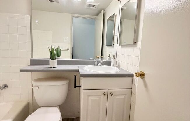 1 bed, 1 bath, 800 sqft, $925, Unit 4141-1F