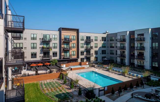 Outdoor Pool and Hot Tub in the Courtyard of Confluence on 3rd Apartments in Downtown Des Moines