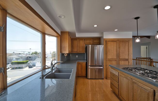 4 Bed 2.5 Bath Home in Hermosa Beach For Lease