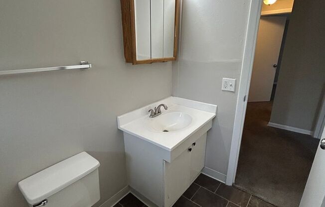 2 beds, 1 bath, 1,147 sqft, $950, Unit 411 - C BT