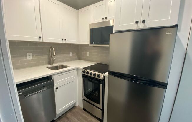 Studio, 1 bath, 305 sqft, $1,400, Unit 29