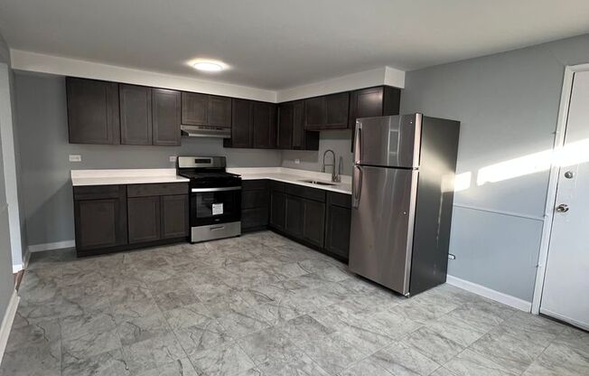 2 beds, 1 bath, $1,600, Unit 7000-3B