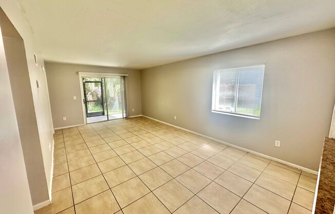 r2549so - 2549 S Oak Avenue