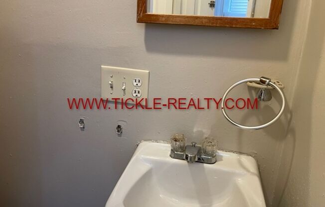 Studio, 1 bath, $695, Unit 3