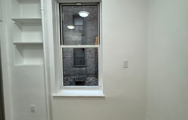 451 W 44 ST