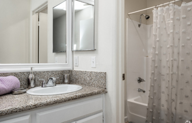 2 beds, 1 bath, 876 sqft, $2,595, Unit F112