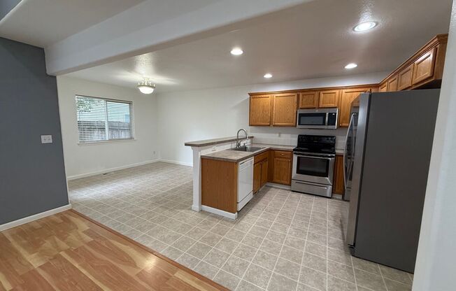 Beautifully Refreshed 2-Story in East Vancouver! 3B/2Ba with Vaulted Ceilings, Fenced Yard & 2-Car Garage!