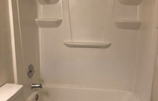 2 beds, 1 bath, 825 sqft, $1,300, Unit 124