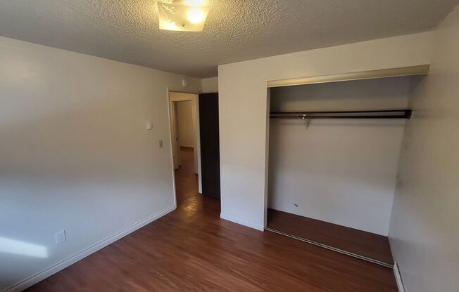 3 beds, 1 bath, 1,041 sqft, $1,900, Unit 435