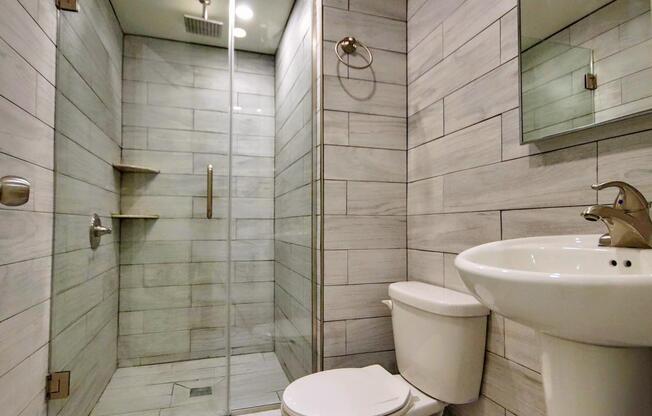 2 beds, 1 bath, $5,200, Unit 4F