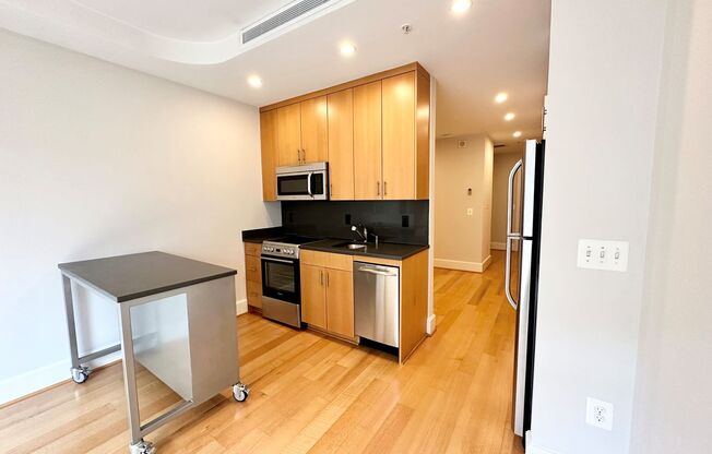 1 bed, 1 bath, $2,750, Unit 811