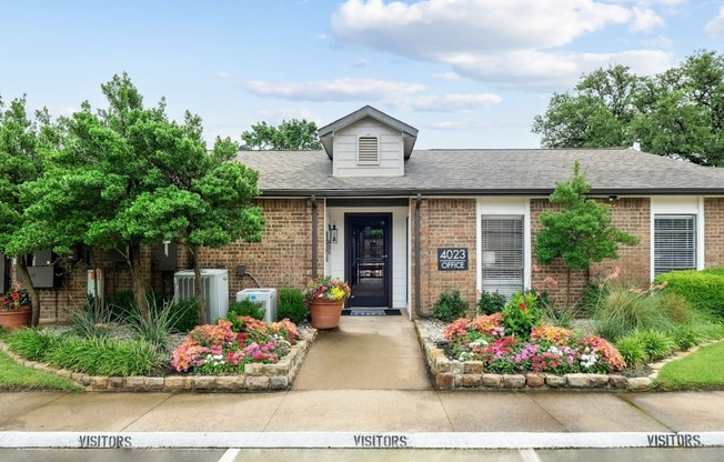 A house numbered 4023 with a visitors sign in front.