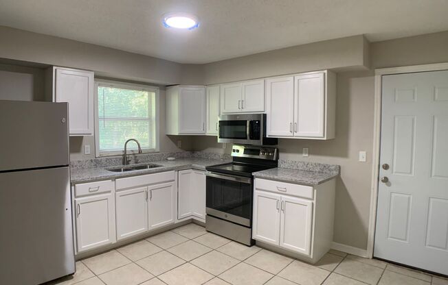 2 beds, 1 bath, 770 sqft, $1,100, Unit Birchwood 1