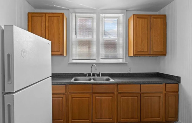 2 beds, 1 bath, $1,000, Unit # LOWER