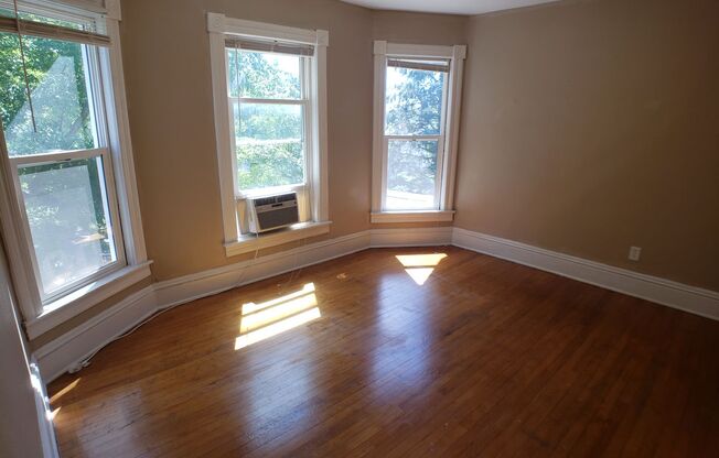 4 beds, 1 bath, $1,600, Unit A West Side-A.Toress