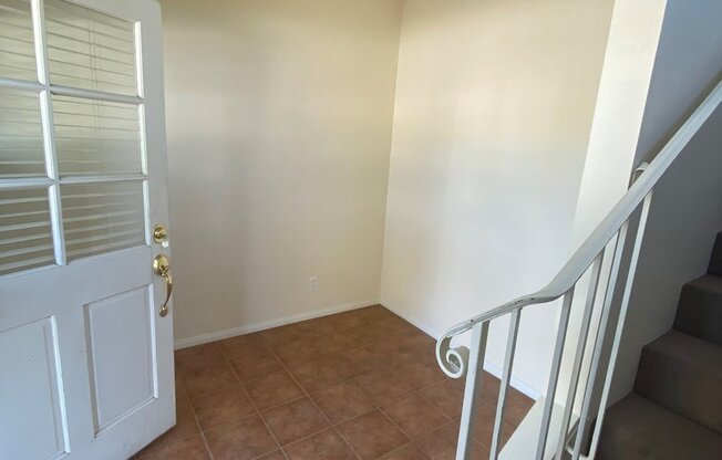 Santa Barbara - Cute two bedroom, one bath upstairs home near Cottage Hospital.