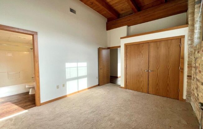 2 beds, 2 baths, 1,025 sqft, $1,975, Unit 402