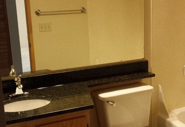 2 beds, 1 bath, $2,600, Unit 408