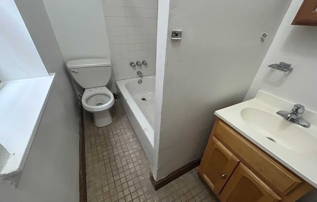 1 bed, 1 bath, 650 sqft, $900, Unit B203