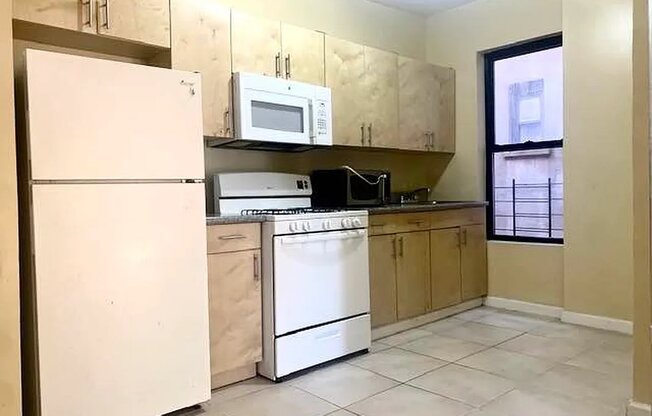 3 beds, 1 bath, $2,500, Unit 12