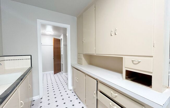 1 bed, 1 bath, 695 sqft, $1,525, Unit Windsor - 17