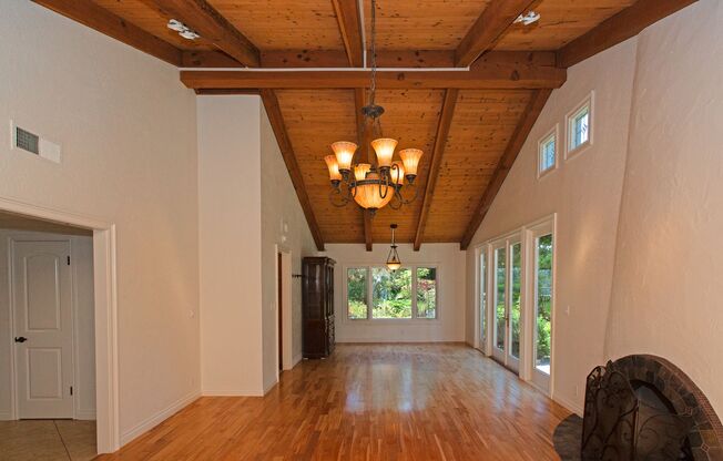 Stunning & Spacious Encinitas Home w/ Gorgeous High Beam Ceilings!!