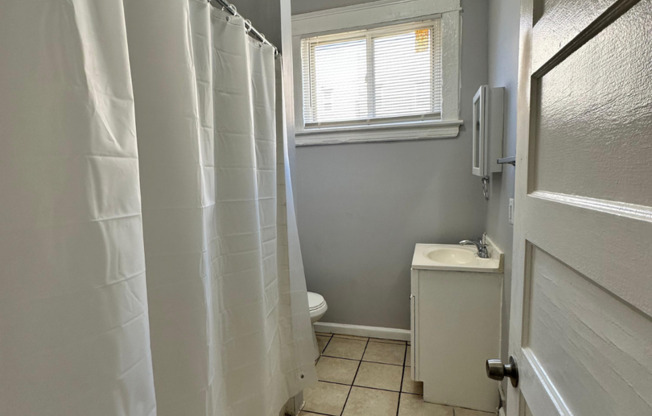 1 bed, 1 bath, $1,100, Unit 2206 Roslyn Ave Unit 5