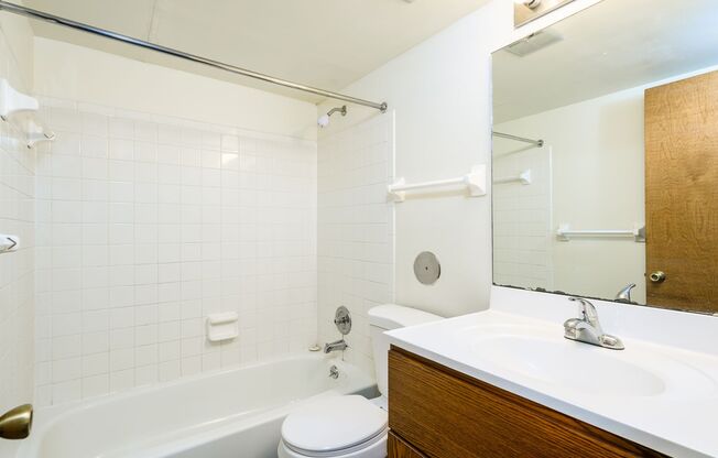 2 beds, 1 bath, 900 sqft, $1,095, Unit 11023B