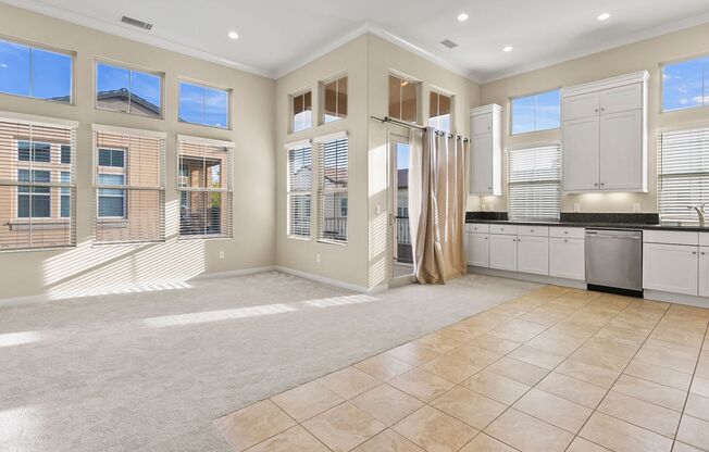 Modern Stonegate Condo with Balcony & Resort Amenities!