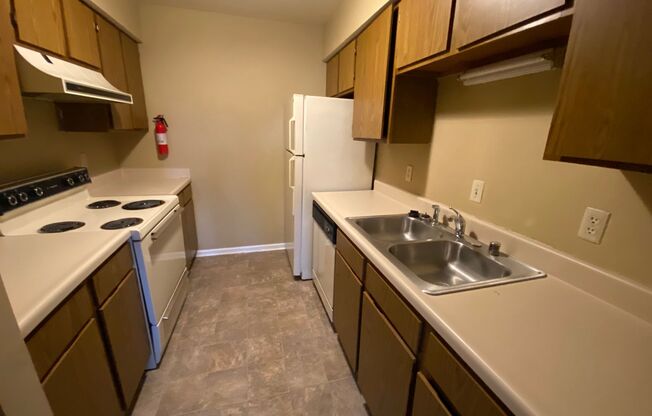 2 beds, 1 bath, $750, Unit E36