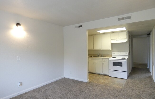 2 beds, 1 bath, 750 sqft, $549