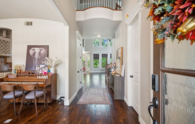 Stunning 5 bedroom 4.5 bath in Stonebrooke Glenn