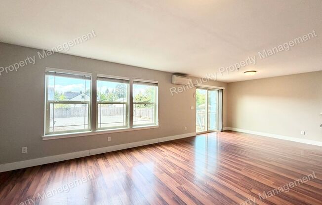 Great 4 Bedroom in Tacoma w/ Bonus Area and Beautiful Kitchen!