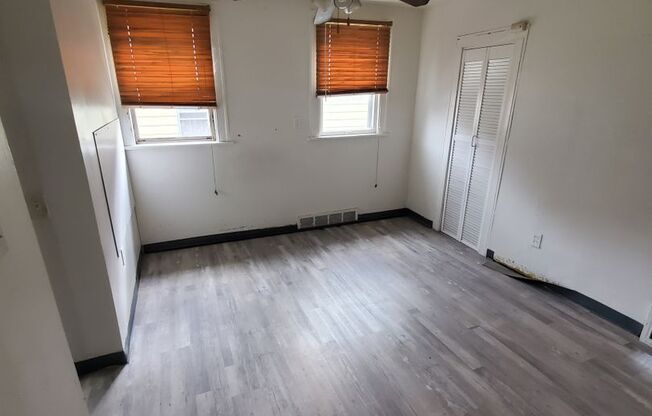 1 bed, 1 bath, 500 sqft, $650, Unit 3515 West 50th Up