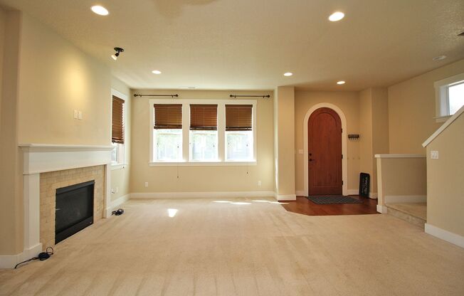 Gorgeous 2015 custom construction 4 Bed/2.5 Bath Home, just minutes from Tansasbourne!