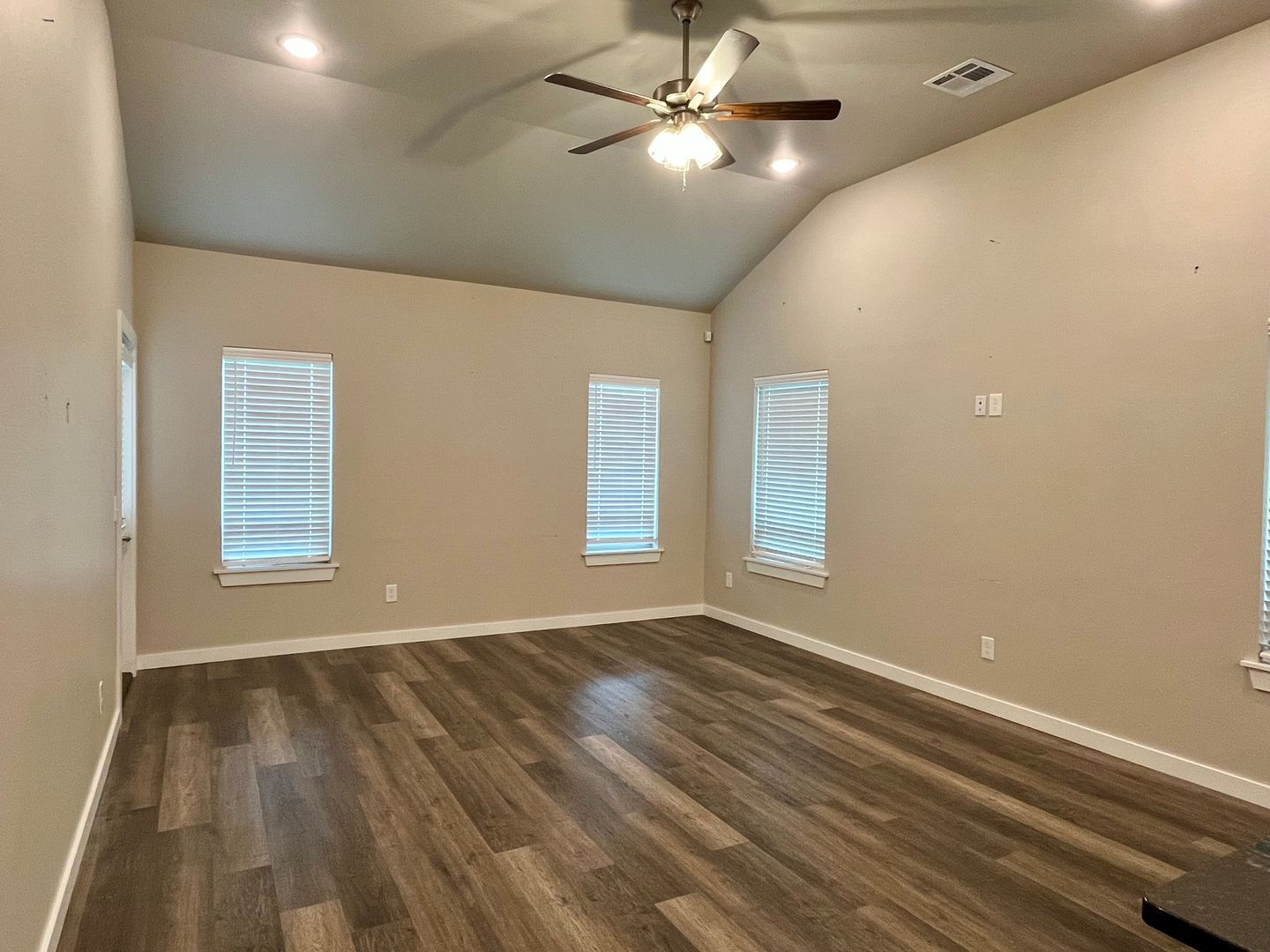 Beautiful 2 Bed 2 Bath!