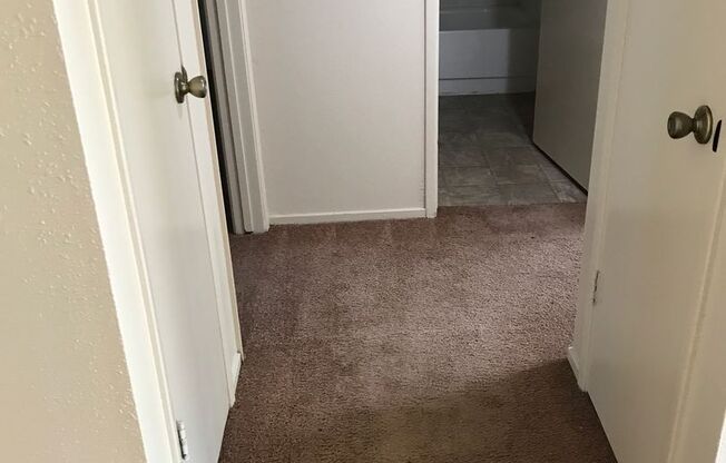 2 beds, 1 bath, 963 sqft, $1,525, Unit 127