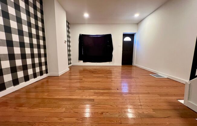 Stunning 3-Bedroom Townhome in Point Breeze! Available NOW!