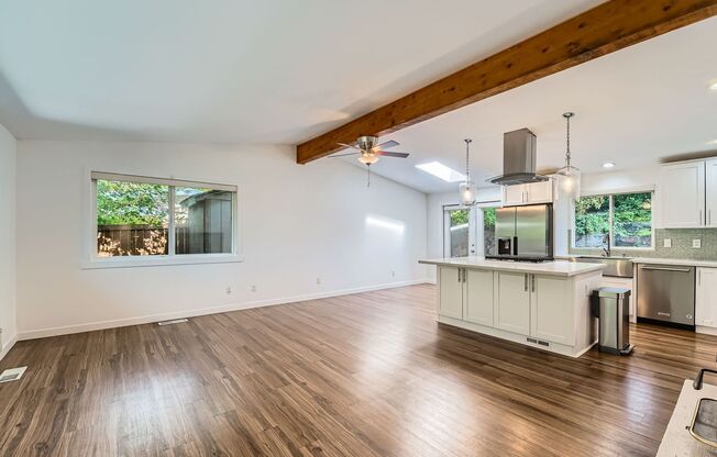 Beautiful Modern House Near Lake Hills and Phantom Lake