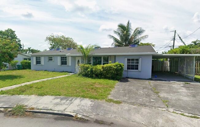 Charming 3 Bed / 2 Bath Single-Family Home in Westwood Lakes / Sunset